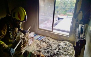 Bombero del Cuerpo Oficial de Bomberos de Bucaramanga dentro del apartamento en el edificio Megapark donde se produjo el incendio.