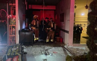 Un grupo de bomberos se encuentra dentro de un local en mal estado y destruido por culpa de un incendio presentado en el interior de este predio.