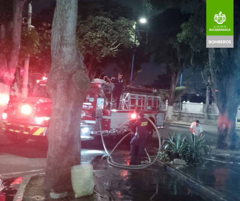 Camión de bomberos esparciendo agua para lavar las calles del parque Romero de Bucaramanga