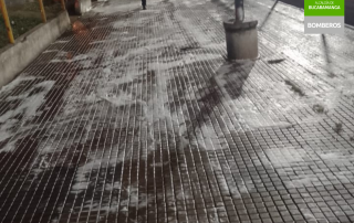 Piso del parque Romero con jabòn para ser lavado.