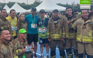 Bomberos de Bucaramanga con el señor alcalde Jaime Beltrán en el del estadio Primero de Marzo de la Uis.