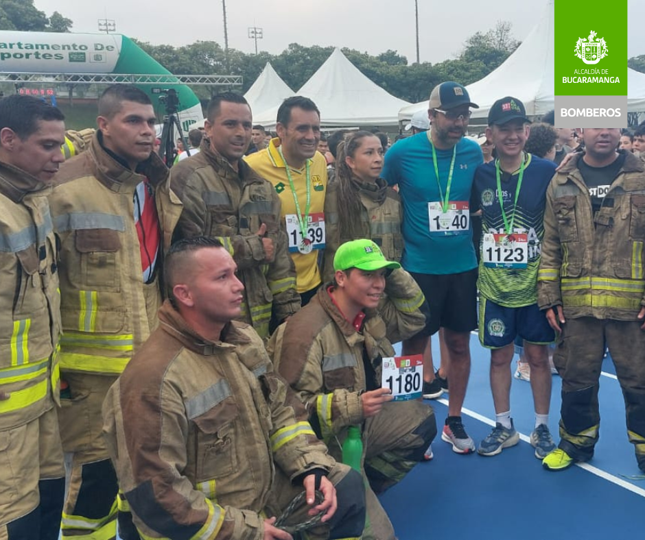 Bomberos junto al alcalde Jaime Beltrán en la pista atlética del estadio Primero de Marzo de la Uis.