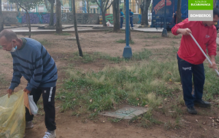 Habitantes del parque Romero recogieron basusras junto al personal de la Emab.