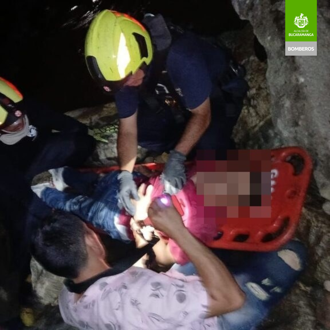 Un bombero atiende la heridas a un sobreviiviente que se encuentra en la camilla.