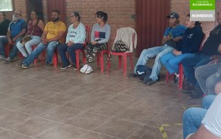 Habitantes de la vereda Capilla Baja escuchando las indicaciones del capitán Rodriguez en la brigada de Emergencia.