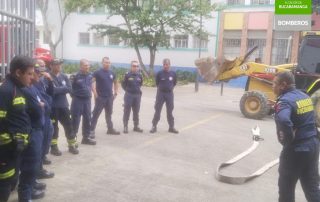 Capitán Peña impartiendo conocimiento sobre las bombas de presión a los bomberos.
