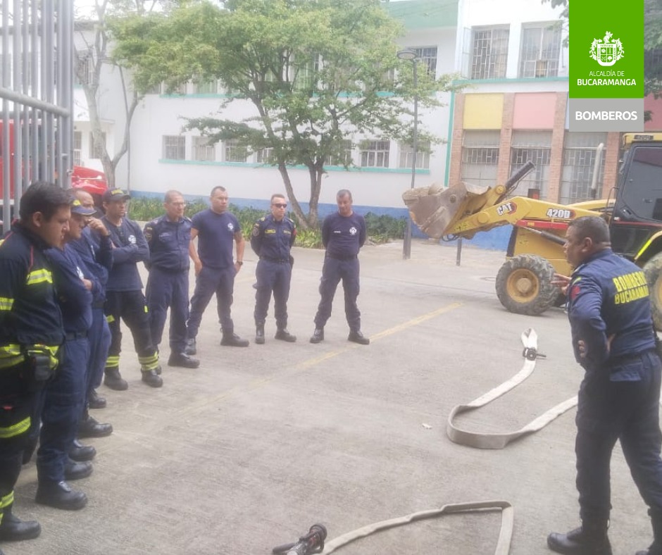 Capitán Peña impartiendo conocimiento sobre las bombas de presión a los bomberos.