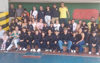 Grupo de bomberitos del barrio Los Héroes reunidos con sus instructores para capacitarse.