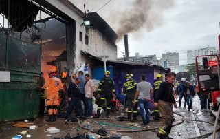 Diferentes organismos de socorro llegaron al barrio Comuneros para ayudar a sofocar las llamas.