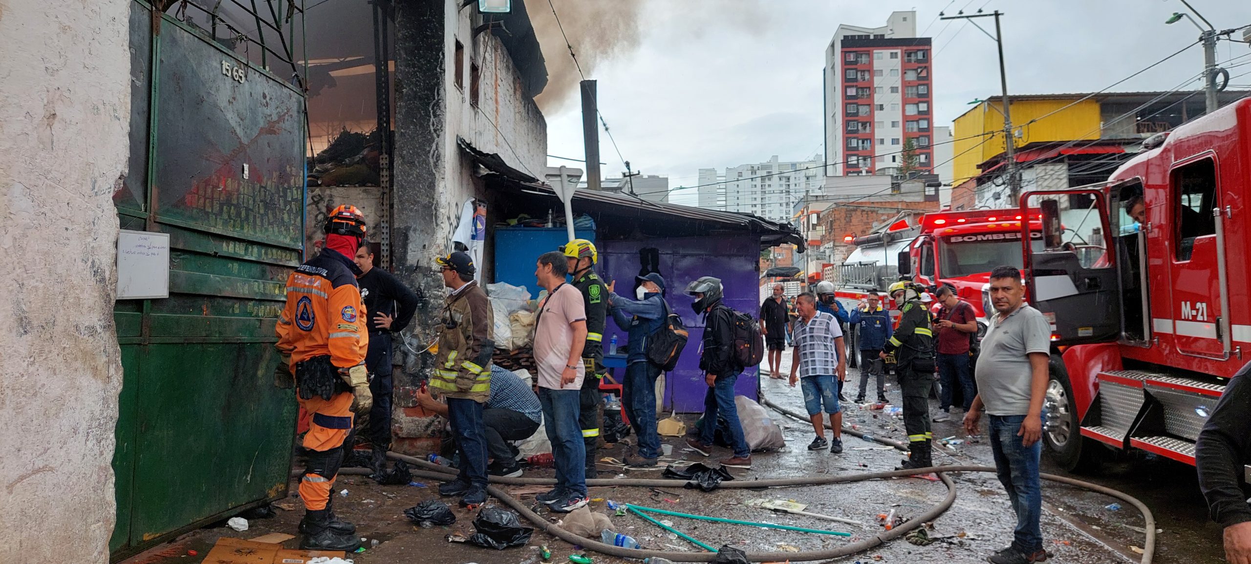 En el lugar funcionaba una chatarrería de la cual, algunos productos fueron extraídos durante el incendio.