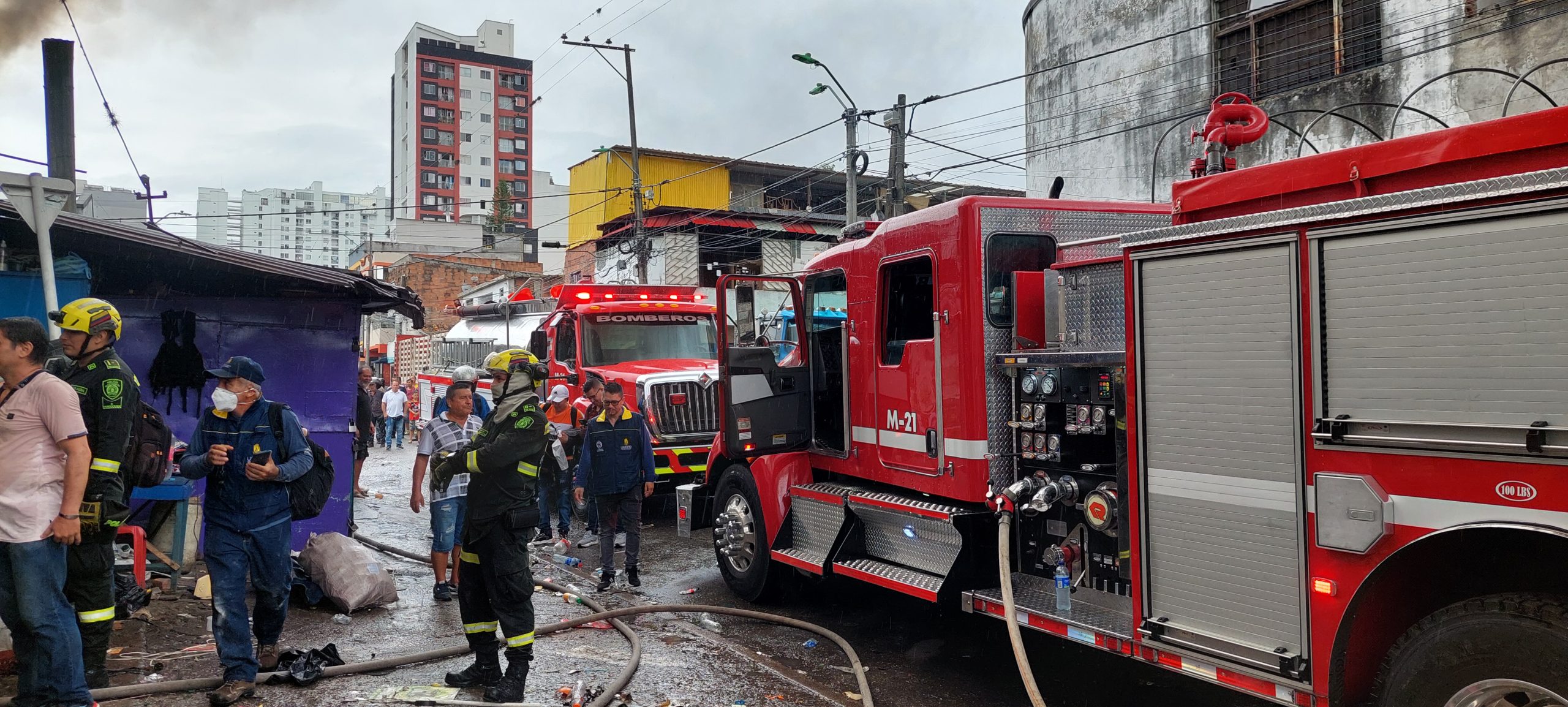 Varias máquinas y bomberos acudieron al incendio que se registró en una chatarrería al norte de Bucaramanga.
