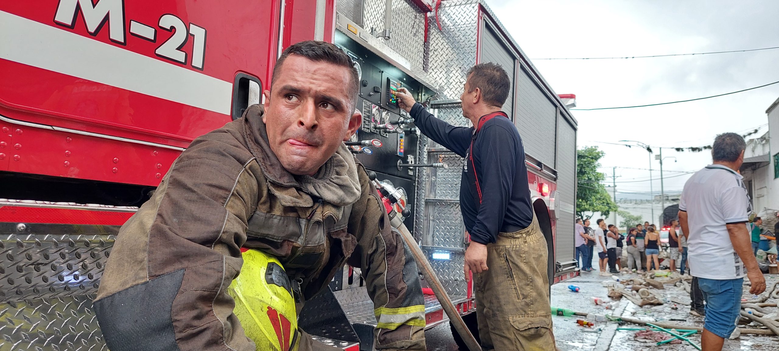 Durante más de dos horas los bomberos lucharon contra las voraces llamas que por fortuna no dejó heridos o víctimas fatales.