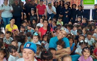 Niños del Centro de Desarrollo Infantil Construyendo Sueños compartiendo con el director de Bomberos.