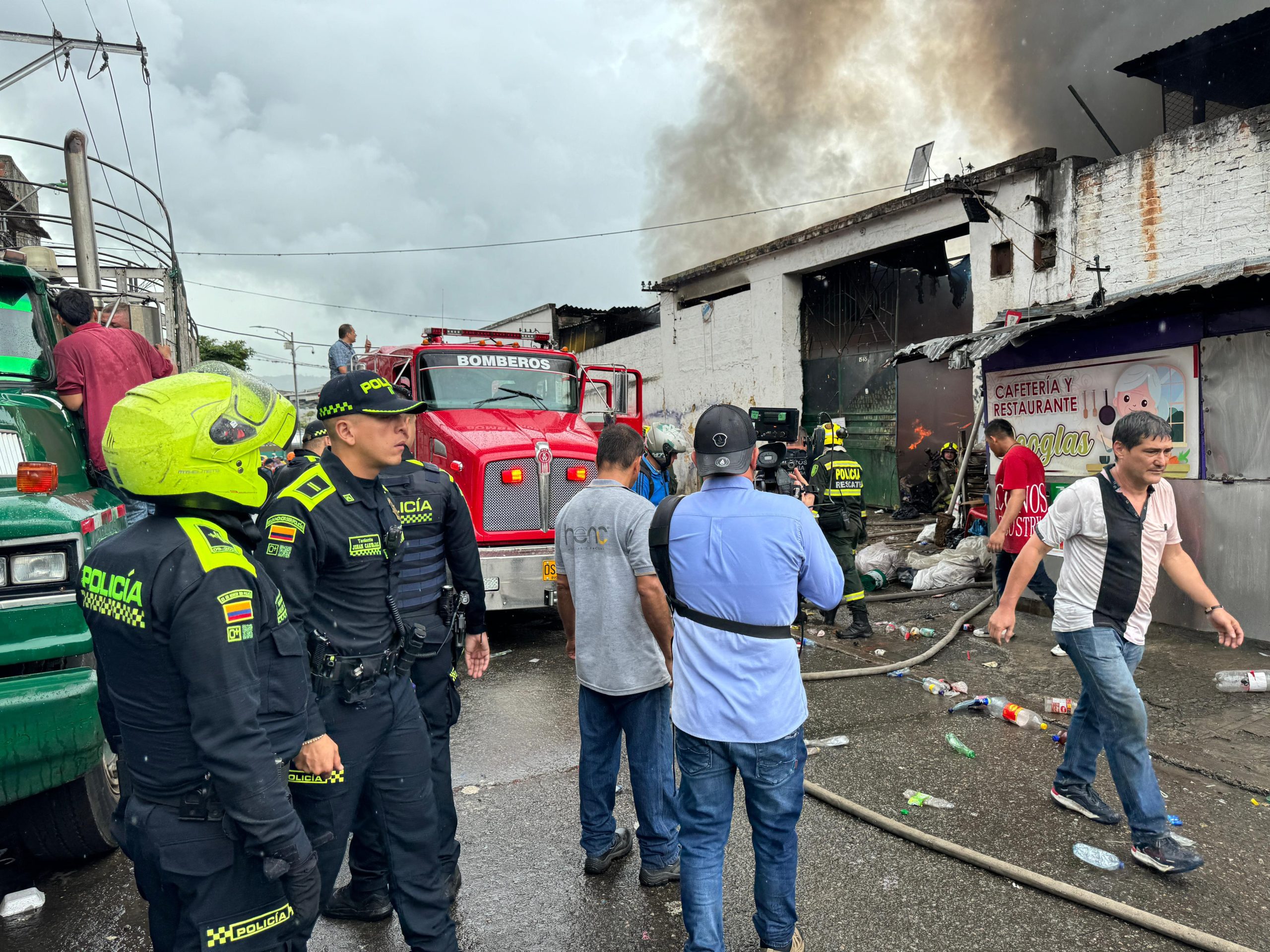 La Policía Metropolitana de Bucaramanga llegó al lugar para acordonar el área y evitar que las personas se aglomeraran en el sitio del incendio.