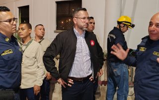 Dos bomberos acompañan al alcalde de Bucaramanga Jaime Andrés Beltrán a supervisar las obras de alumbrado público en el parque Romero.