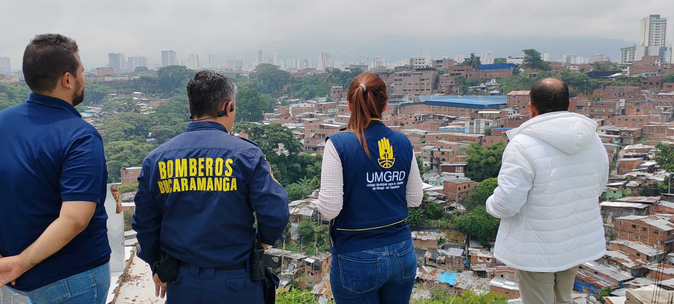 Bomberos acompañó a funcionarios de la Oficina de Gestión del Riesgo a realizar un recorrido por el barrio La Feria en donde hubo afectaciones en una parte de la ladera.