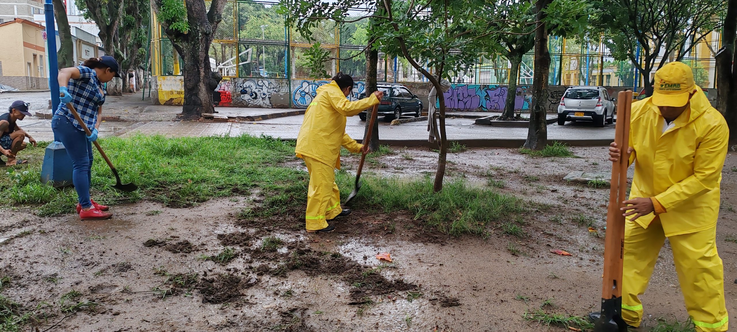 A pesar de la lluvia trabajadores y comunidad participó en la actividad.