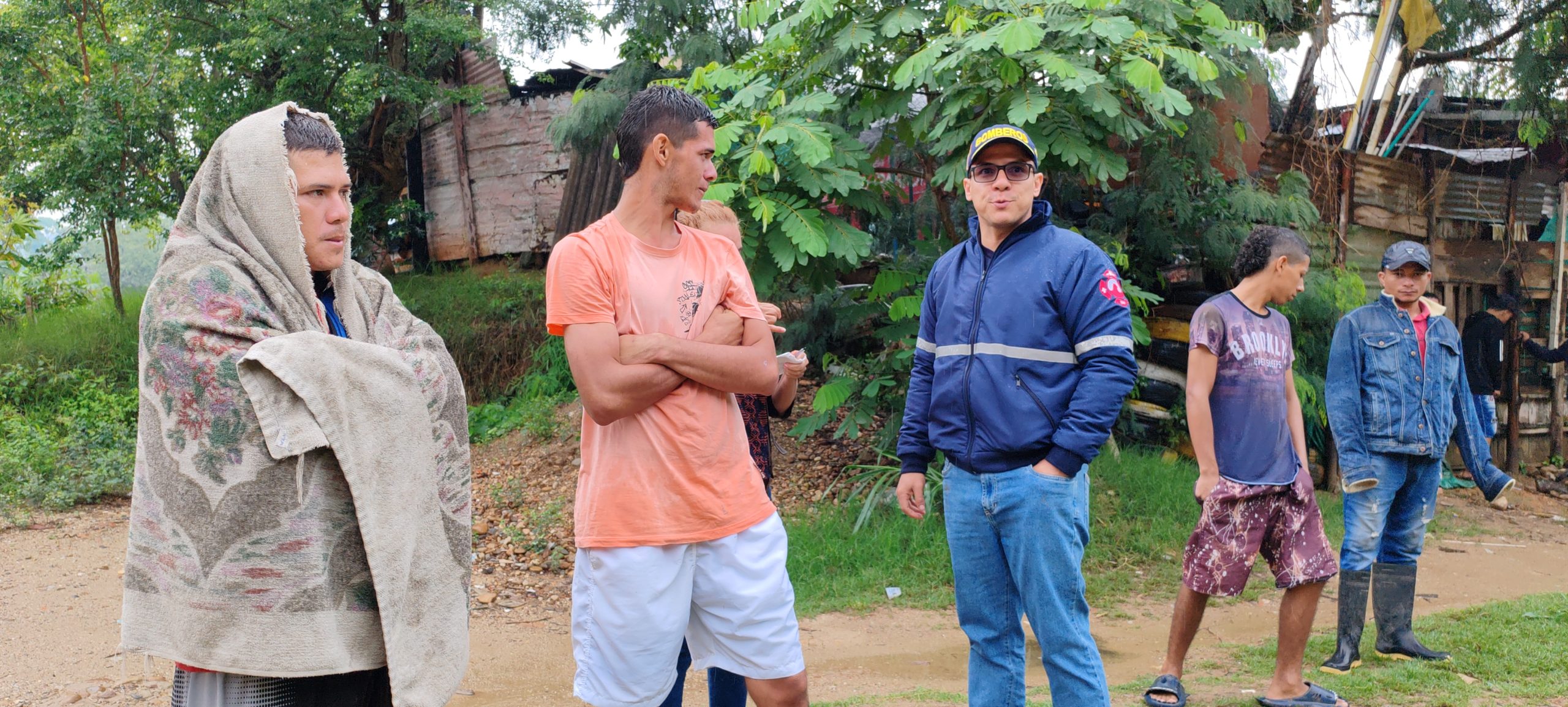 Desde tempranas horas el director de Bomberos Bucaramanga Diego Orlando Rodríguez Ortiz recorrió varios sectores para conocer de primera mano, las posibles afectaciones que sufrió la comunidad por las lluvias que cayeron durante la madrugada del pasado sábado.