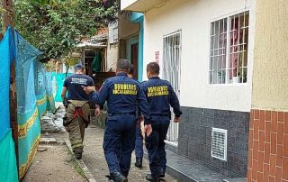 Bomberos de Bucaramanga realizó una inspección por las calles del barrio para conocer las afectaciones que generaron las intensas lluvias.