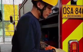 Bombero trasladando una sierra eléctrica para su revisión.