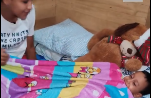 Dos hermanos del barrio El Pablón al norte de la ciudad, con esfuerzo y dedicación participan activamente en el programa Bomberitos 2024. Gracias a su familia por confiar en la formación de Bomberos de Bucaramanga. para sus hijos.