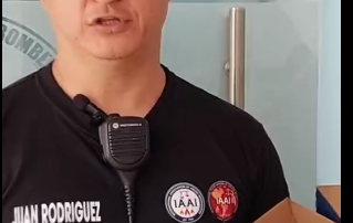Bombero recibiendo sus botas de dotación.