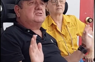 Bombero pensionado revisando sus semanas cotizadas.
