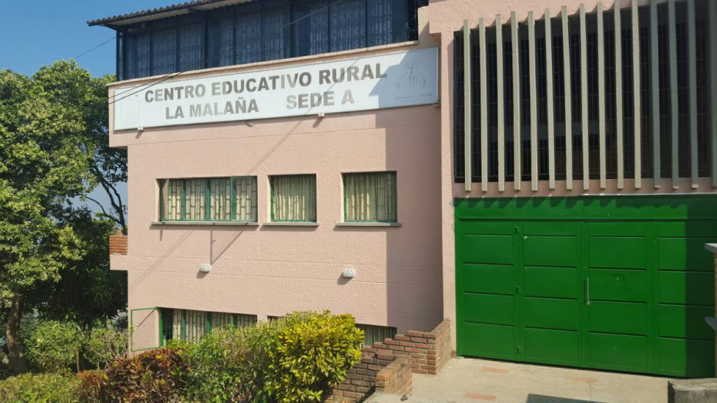 Bomberos inició surtido de agua potable a escuela rural La Malaña