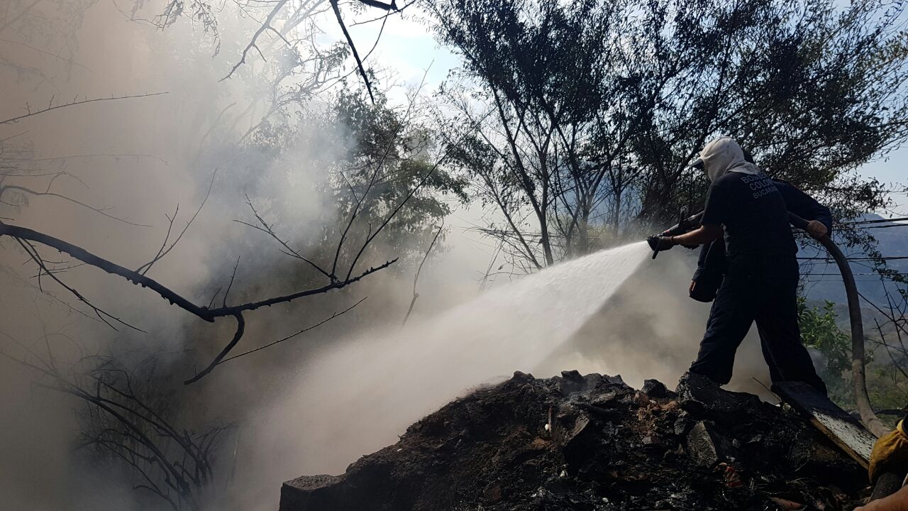 Con el apoyo de más de 40 personas, bomberos atendieron por casi cuatro horas incendio forestal en el barrio La Gloria