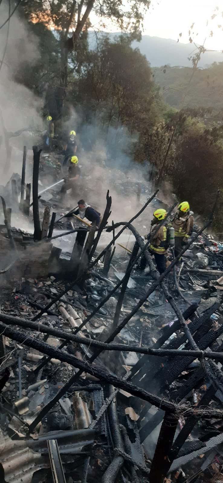Cuerpo Oficial de Bomberos de Bucaramanga extinguió el incendio de dos ranchos en Campo Hermoso
