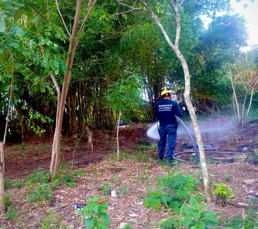 El Cuerpo Oficial de Bomberos de Bucaramanga dio control a incendio forestal
