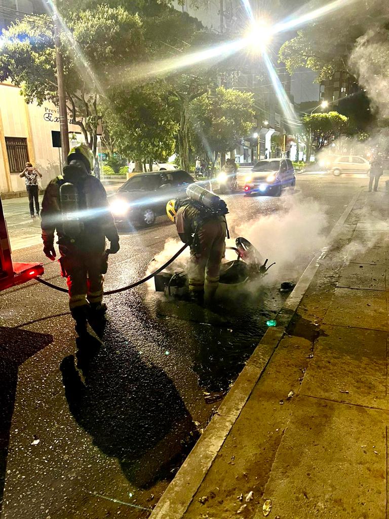 Bomberos atendieron emergencia de incendio de una moto