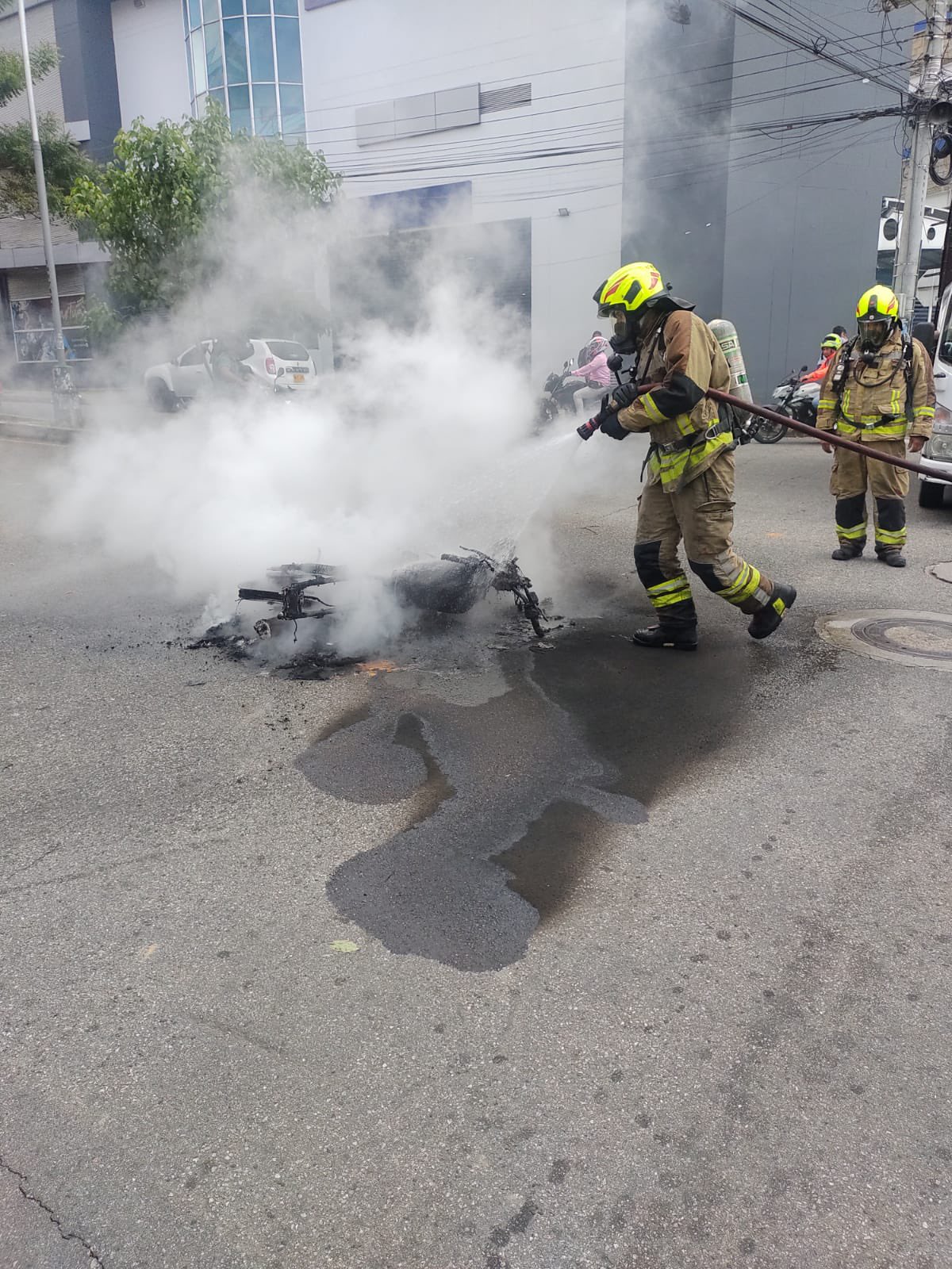 Incendio de motocicleta fue controlado por el Cuerpo Oficial de Bomberos de Bucaramanga