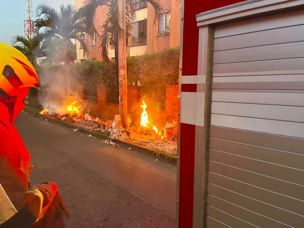 Basuras incendiadas sin supervisión, fueron controladas por los bomberos