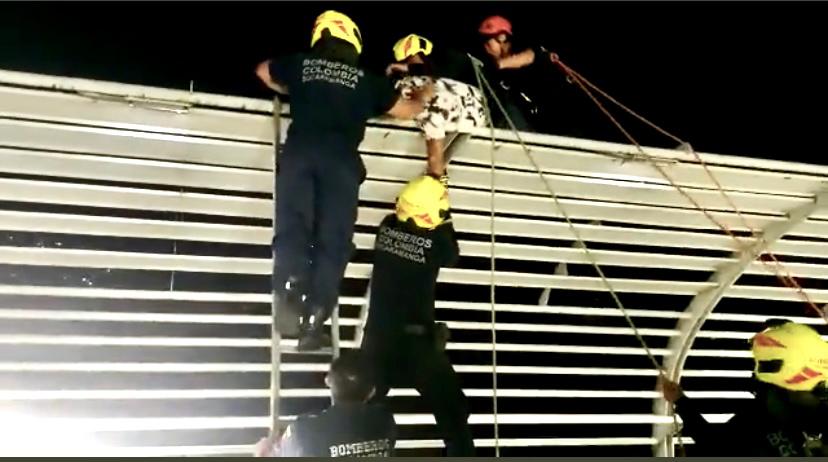 Intento de suicidio fue detenido por los Bomberos de Bucaramanga