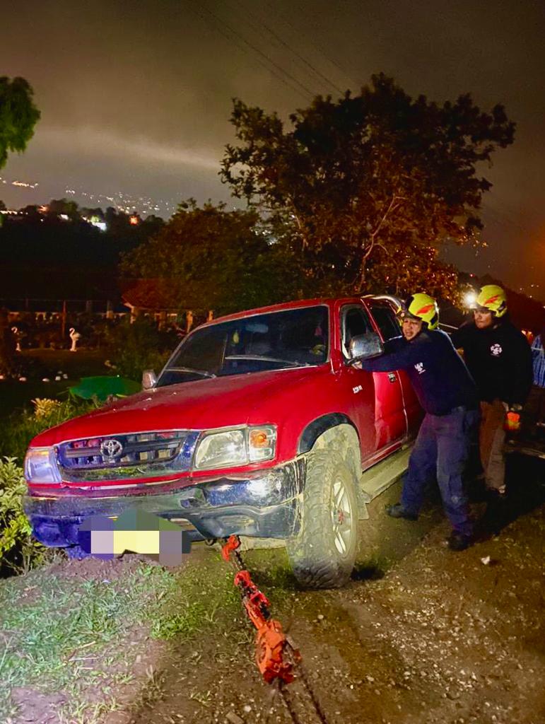 Bomberos realizaron el rescate de una camioneta que cayó dentro de un bache