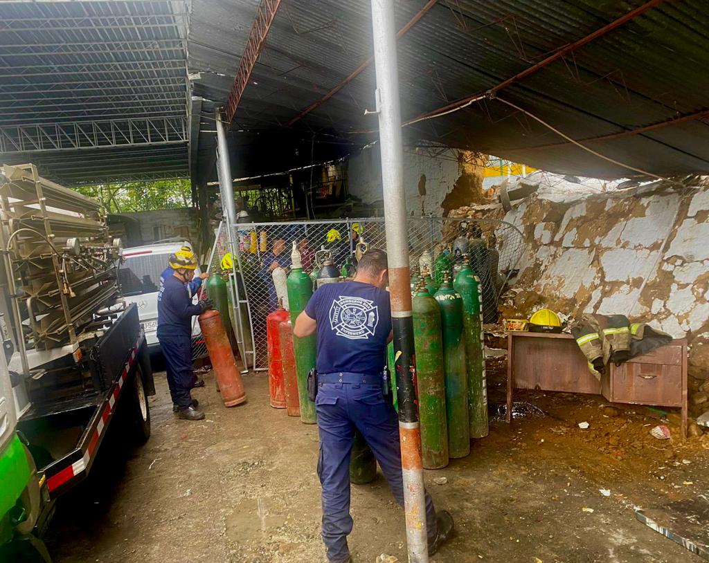 Muro en el barrio Nariño se derrumbó afectando seis vehículos