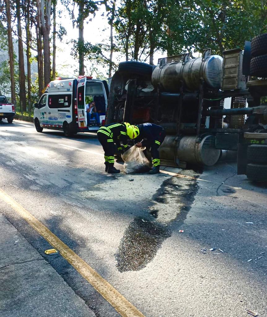 Fuga de gas GNV entre Bucaramanga y Pamplona fue atendida por los Bomberos