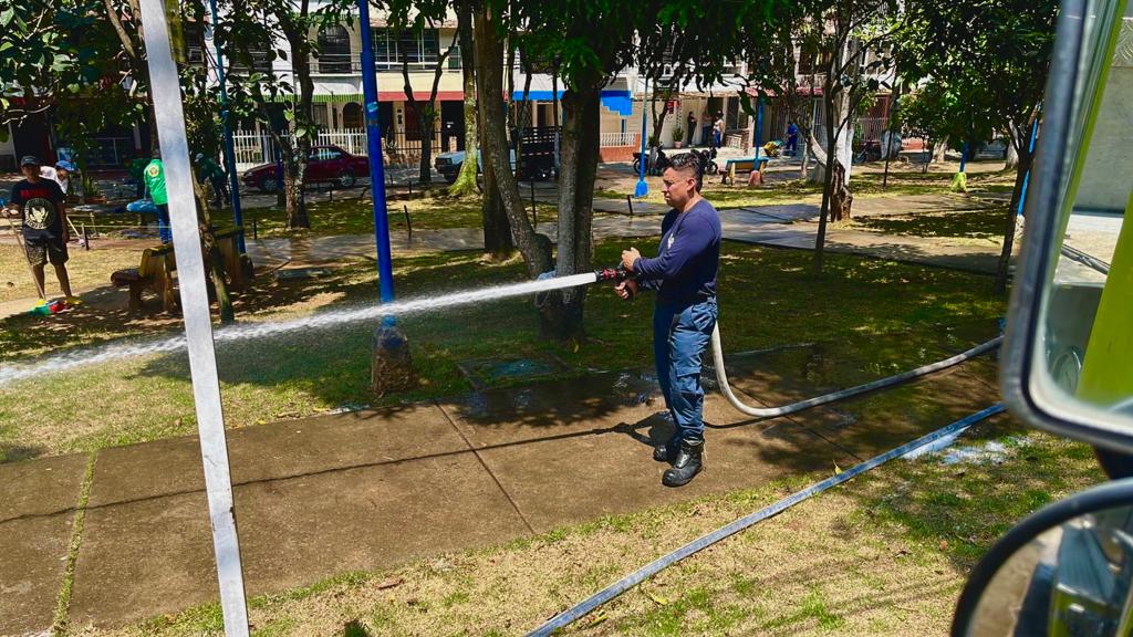 Bomberos de Bucaramanga contribuyó a la limpieza del parque del molino