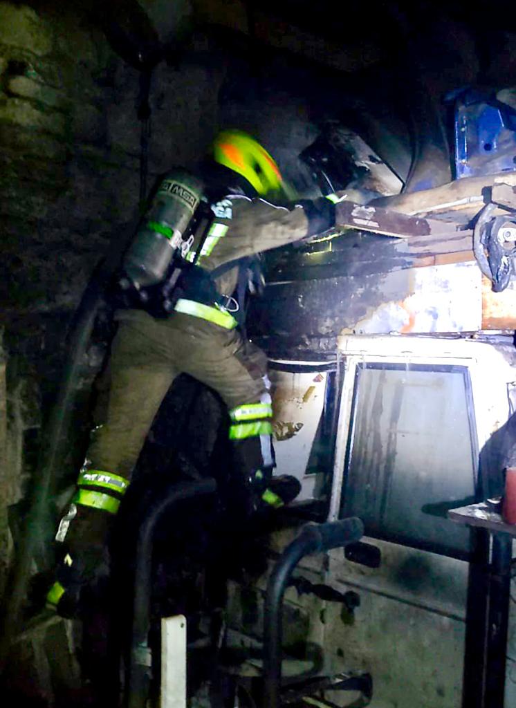 Por razones aún sin aclarar, taller de pinturas se prendió en fuego