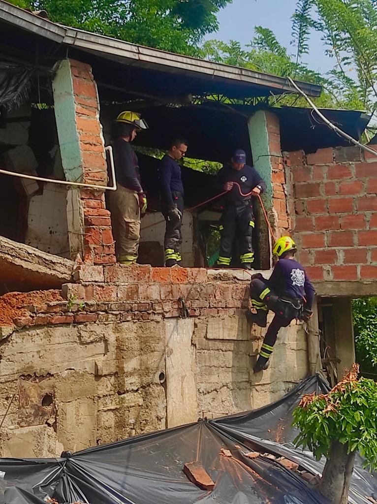Muro de lechoneria en mal estado, fue controlado por los Bomberos de Bucaramanga