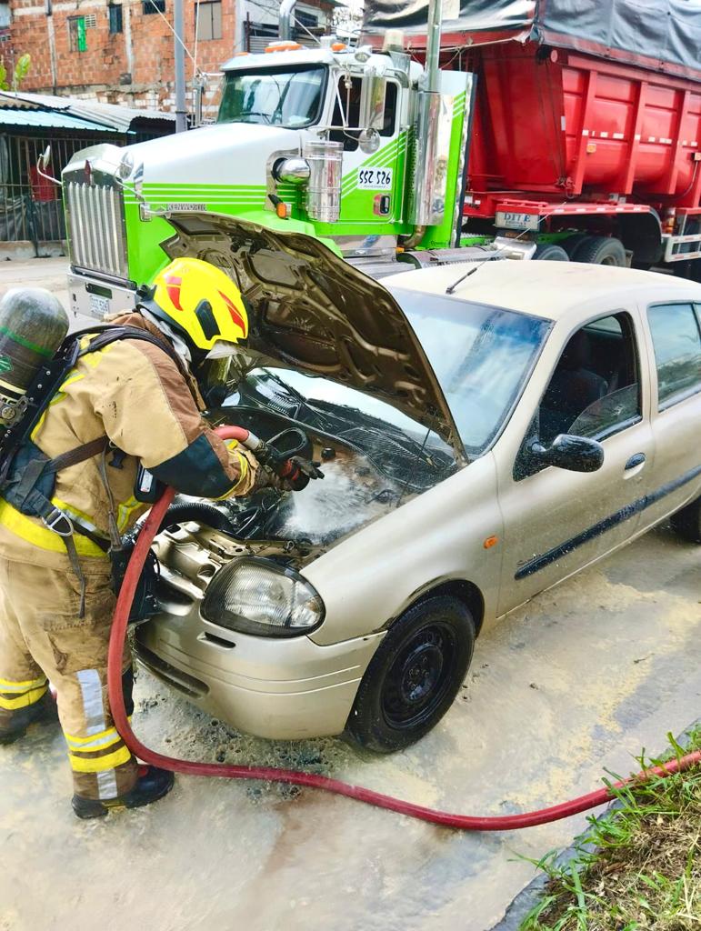 Bomberos de Bucaramanga atendieron emergencia de corto circuito en un auto