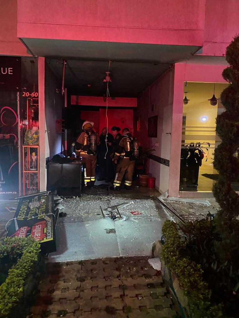 Incendio en inmediaciones de un local fue controlado