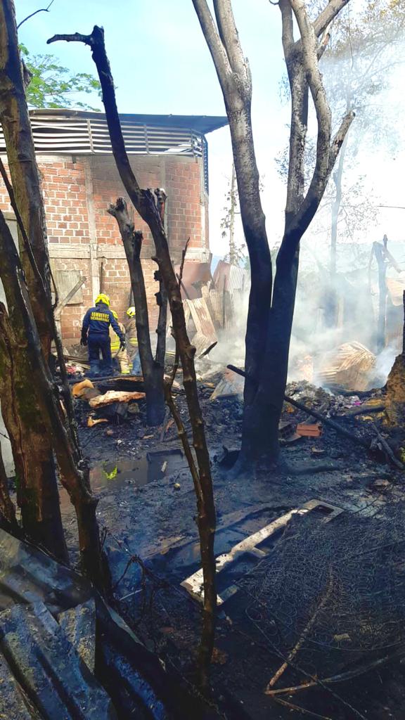 Incendio en fábrica de colchones del barrio girardot, fue controlado por Bomberos de Bucaramanga