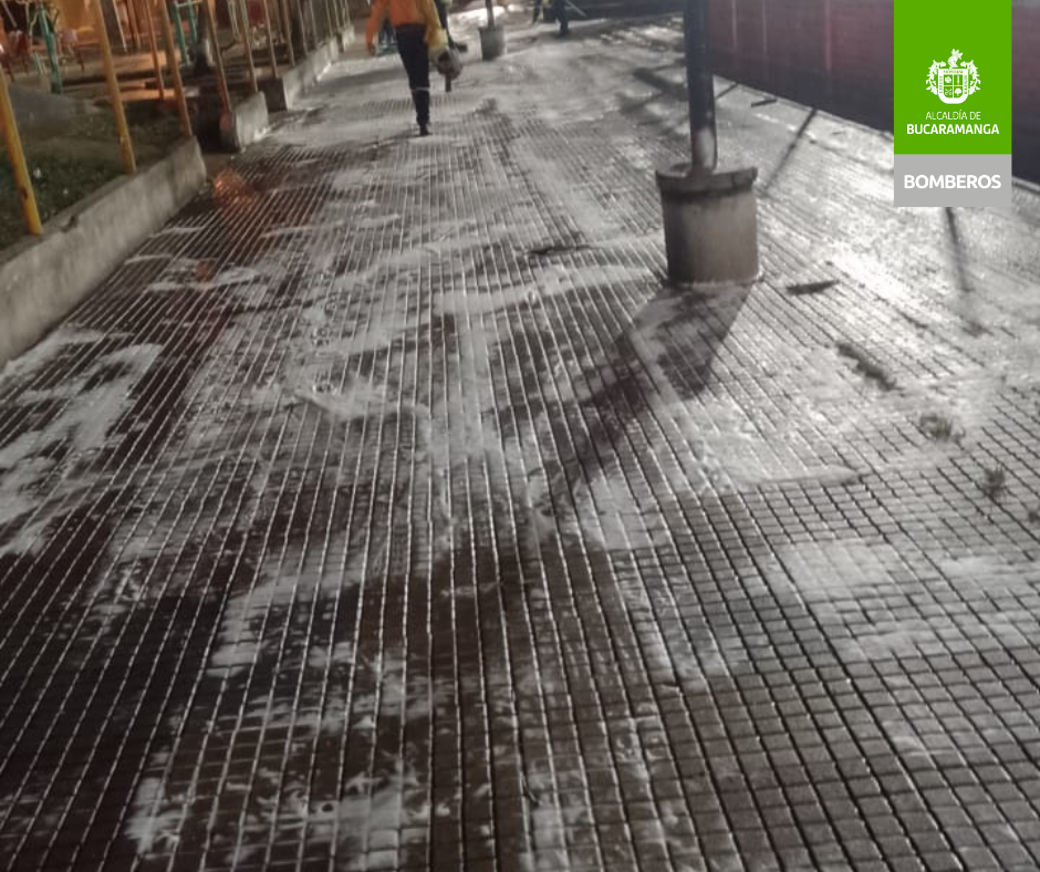 Bomberos de Bucaramanga realizó jornada de limpieza junto a la comunidad del parque Romero