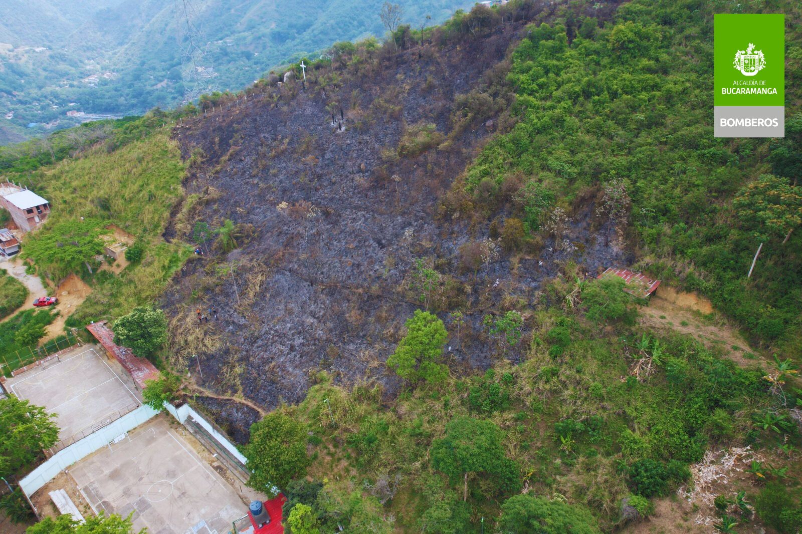 Dos hectáreas consumió incendio en el barrio La Independencia de Bucaramanga