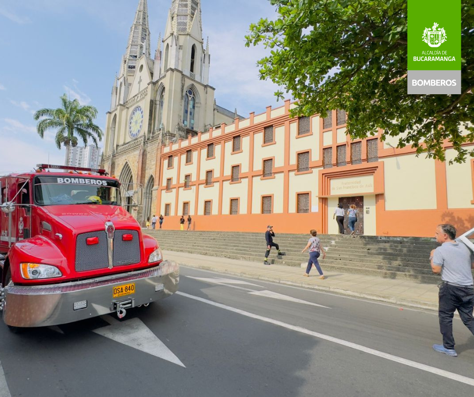 Bomberos comprometidos en el servicio a la comunidad en esta Sema Santa