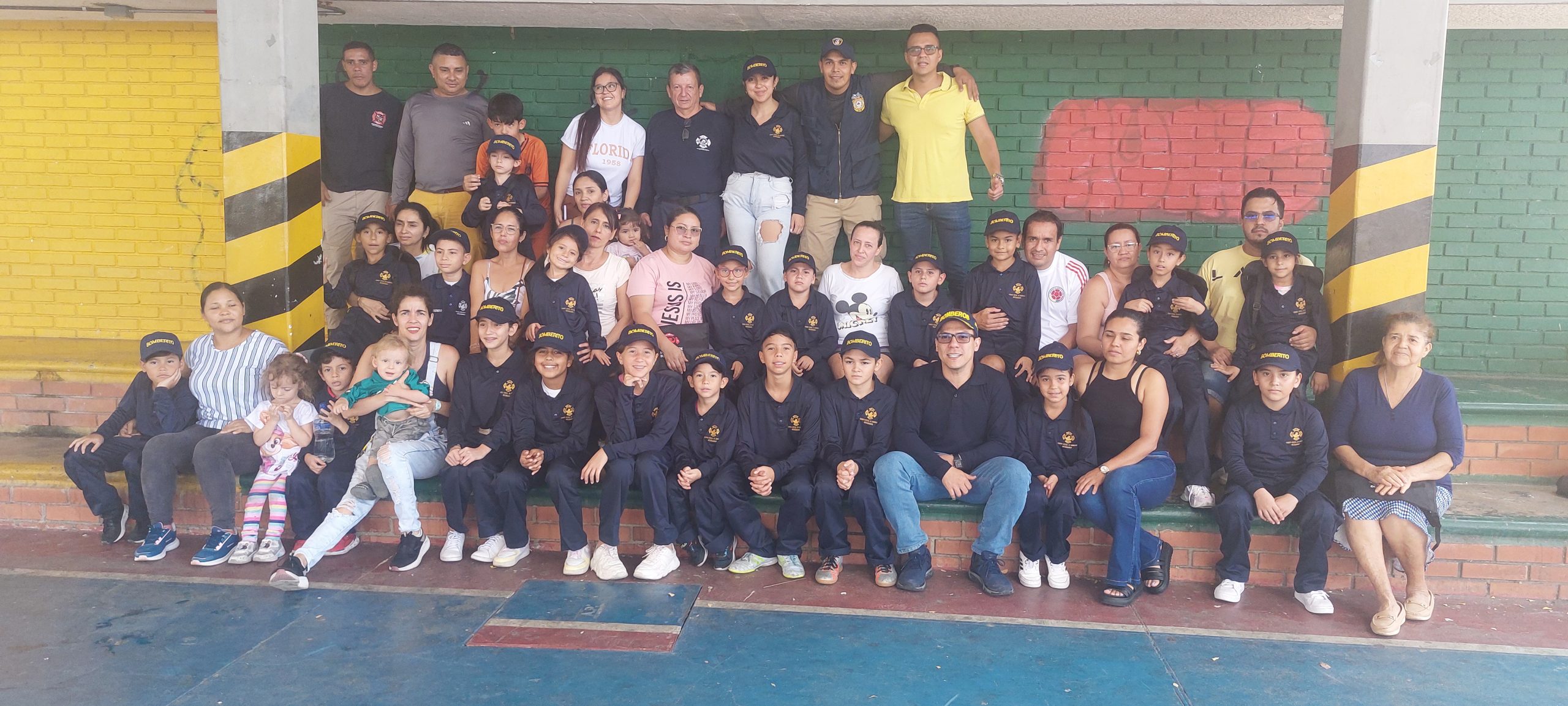 Alegría y emoción vivieron los niños del barrio Los Héroes al recibir el uniforme de Bomberitos