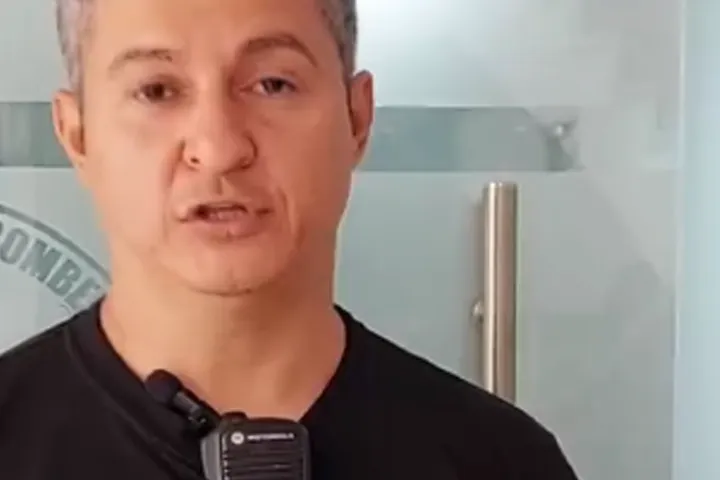 Entrega de botas para los Bomberos de Bucaramanga