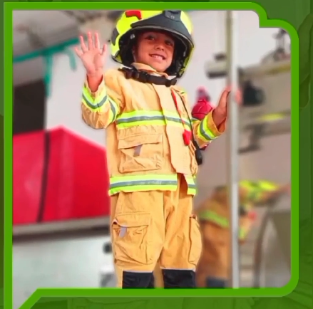 Pequeños héroe que sueña con ser bombero